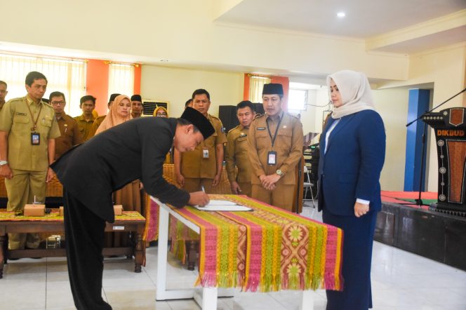 
 Wagub NTB Lantik 26 Kepala Sekolah SMA/SMK, Tekankan Integritas dan Peningkatan Mutu Pendidikan