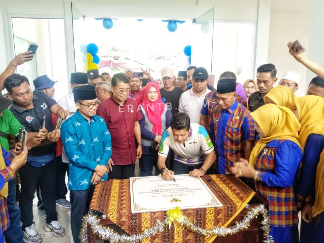 
 Resmikan Kantor Kecamatan Manggelewa Baru, Bupati Dorong Pelayanan Publik Lebih Prima