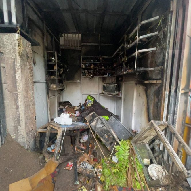 
 Diduga Akibat Petasan, Kios Pedagang di Jalan Tongkol Terbakar