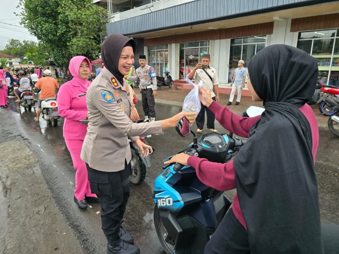 
 Sentuhan Humanis Ramadhan, Kapolres Sumbawa Kunjungi Masjid Nurul Iman dan Bagikan Takjil