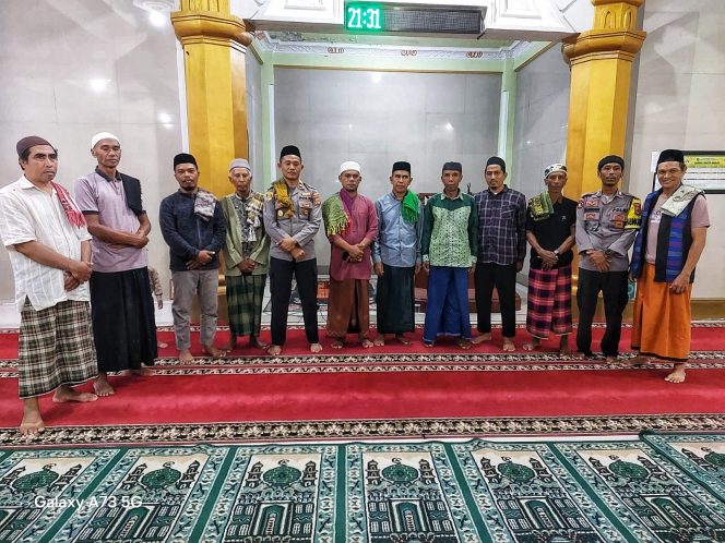 
 Usai Tarawih, Kapolsek Kempo Ajak Warga Desa Ta’a Jaga Kamtibmas Selama Ramadan