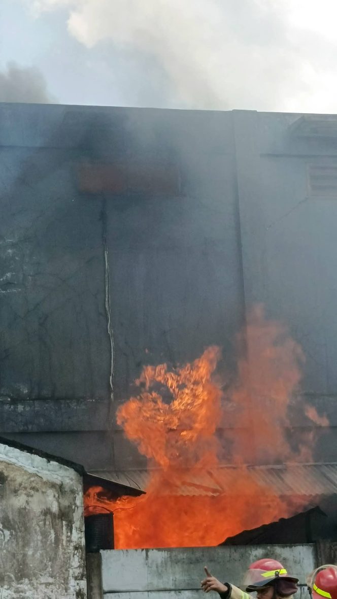 
 Gudang Oli di Mataram Ludes Terbakar, Kerugian di Taksir  Rp2 Miliar