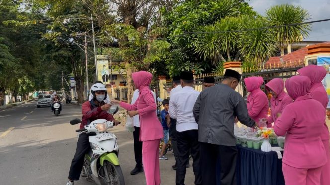 
 Ramadhan Penuh Berkah, Sat Resnarkoba Polres Dompu Hadir Berbagi untuk Masyarakat