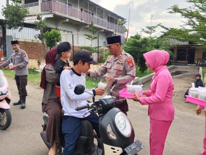 
 Wujudkan Ramadan Berkah, Polsek Lunyuk Gelar Aksi Berbagi Takjil dan Buka Puasa Bersama