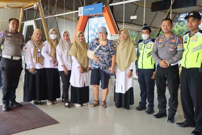 
 Sat Lantas Polres Sumbawa Selesaikan Laka Lantas Libatkan WNA Rusia Lewat Restorative Justice