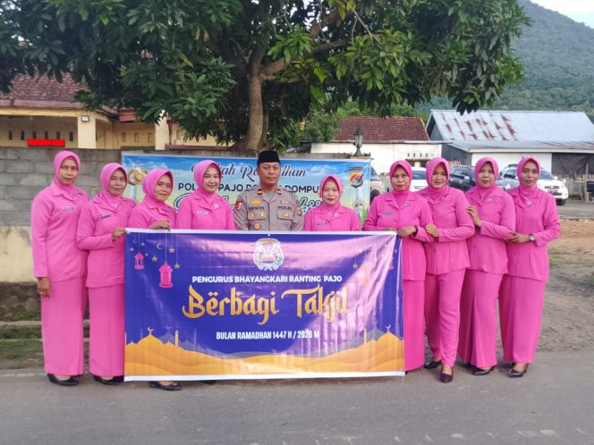 
 Ramadhan Penuh Berkah, Polsek Pajo Berbagi 250 Takjil untuk Pengguna Jalan