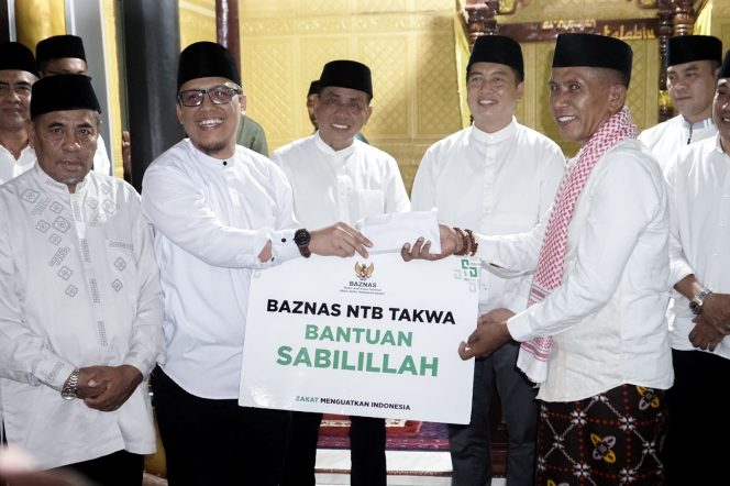 
 Di Hadapan Warga Talabiu, Gubernur NTB Janjikan Peningkatan Status RS dan Benahi Jalan Rusak