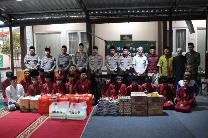 
 Polres Sumbawa Serahkan Bantuan Sembako dan Santunan kepada Anak Panti Asuhan Muhammadiyah