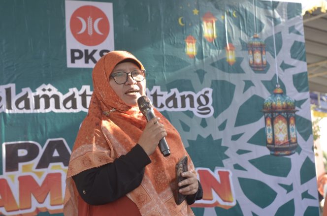 
 Ketua DPD PKS Kota Mataram Hj. Istiningsih Resmi Buka Pasar Ramadhan, Bantu Warga Dapatkan Sembako Murah