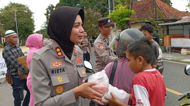 
 Polres Sumbawa Berbagi Takjil, Antusiasme Warga Padati Depan Mako