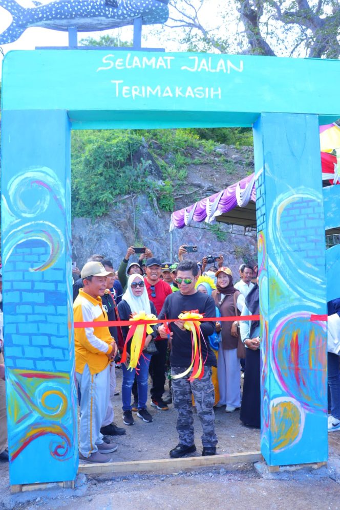 
 Bupati Dompu Resmi Luncurkan Pintu Masuk Wisata Hiu Paus di Desa Soro