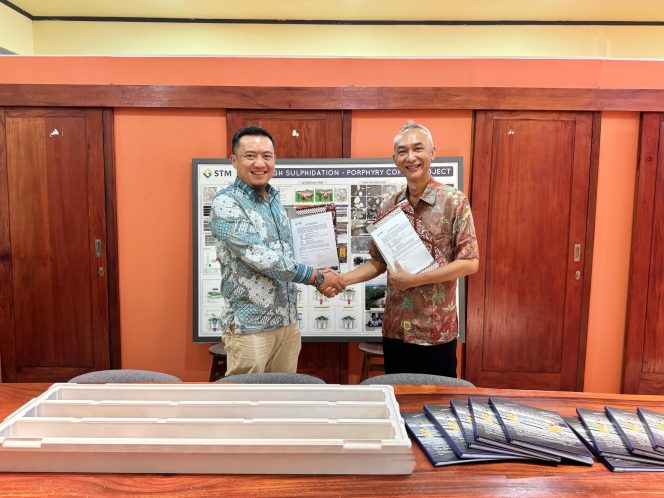 
 STM Dukung Studi Geologi, Serahkan Sampel Inti Deposit Onto ke UMMAT