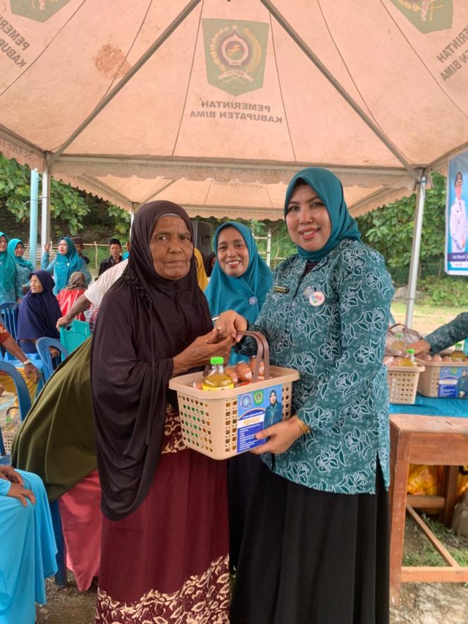 
 TP PKK Kabupaten Bima Bagikan Sembako dan Gelar Panggung Literasi di Lambitu