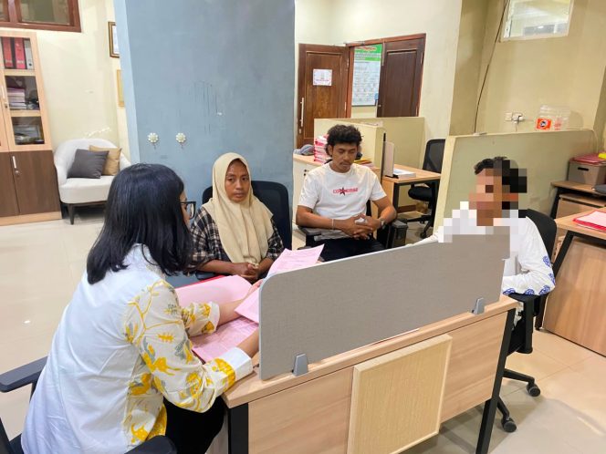 
 Polres Dompu Limpahkan Tersangka Kasus KDRT ke Kejaksaan Negeri Dompu