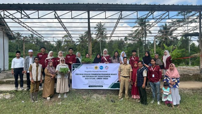 
 Resmikan Inovasi Bedengan Terbalik, KKN Unram Sulap Pekarangan Desa Setiling Jadi Lahan Produktif