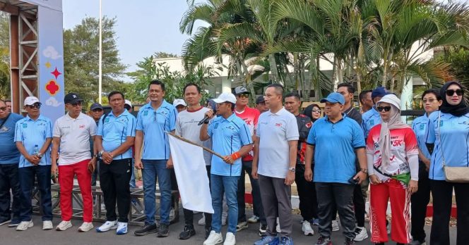 
 Bupati Dompu Lepas Jalan Sehat BIK dan Fun Run 98 Community, Ajak Masyarakat Terapkan Pola Hidup Sehat