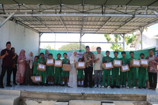 
 Stichting Rizq Bantu Anak Yatim di Sumbawa, Bagikan 173 Paket Bantuan
