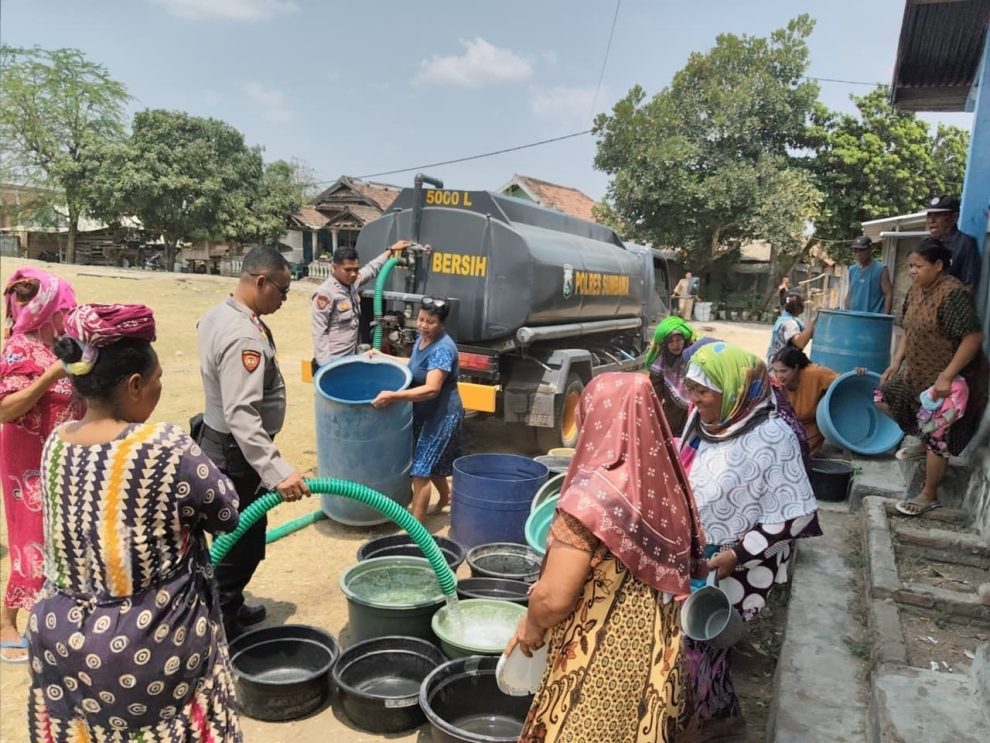 
 Polres Sumbawa Salurkan Air Bersih untuk Warga Terdampak Kekeringan di Moyo Hilir