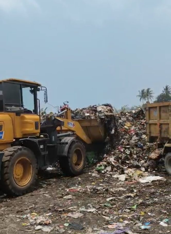 
 DLH Lombok Barat Kerahkan Seluruh Armada Atasi Penumpukan Sampah di Pasar Gunungsari